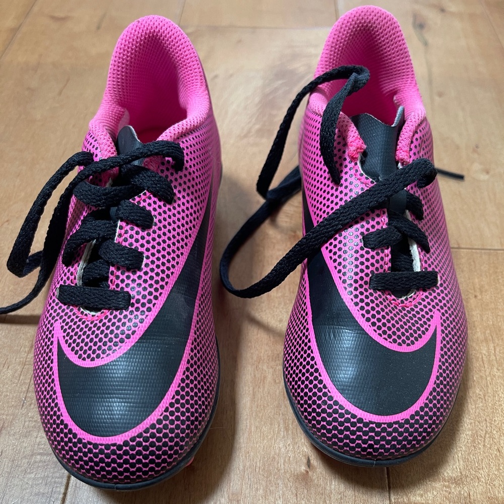 Kids Nike Jr Bravata Soccer Cleats Size 11c pink/black